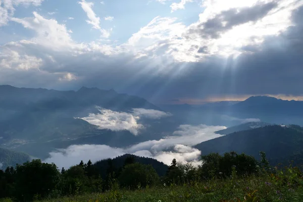 Bulutların ve güneşin üzerinde