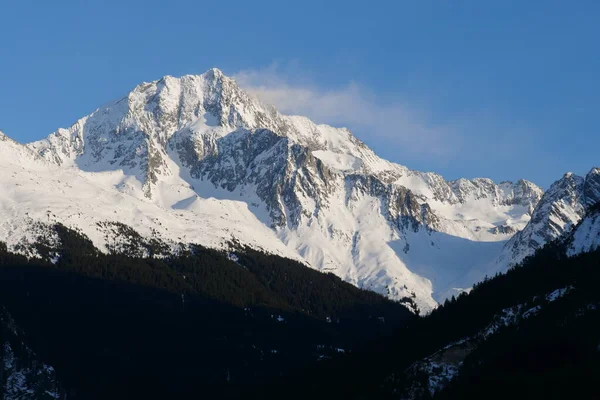 Karla kaplı dağ manzarası
