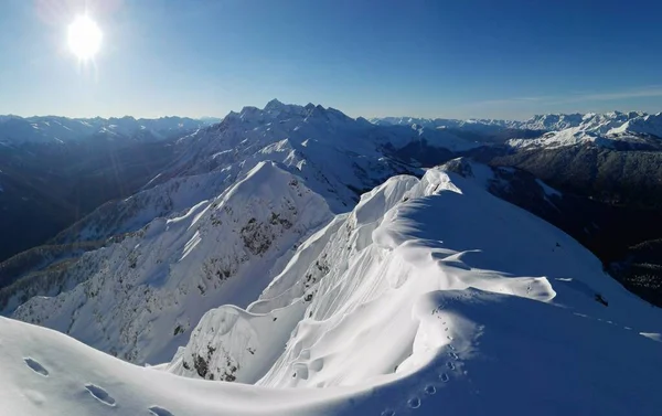 Karla kaplı dağ manzarası