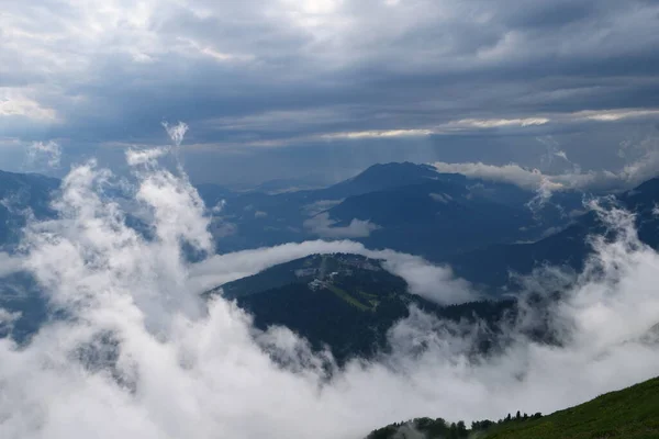 Dağların havadan görünüşü 