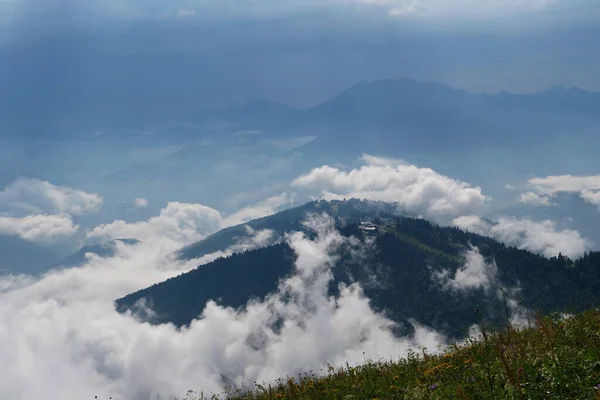 dağlar ve bulutlar güzel dağlardır.