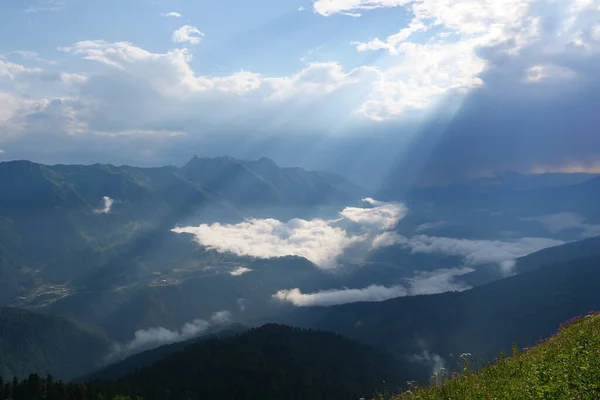 dağlar ve bulutlar güzel dağlardır.