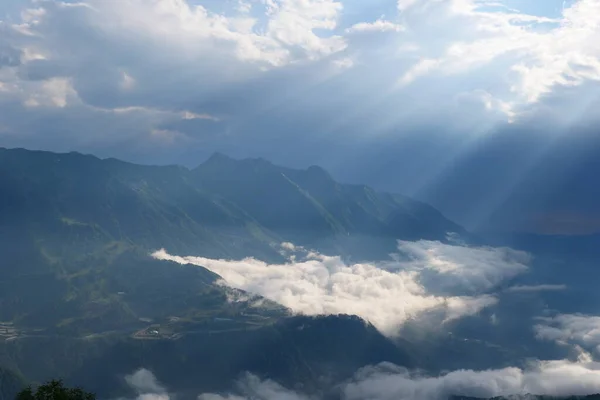 dağlar ve bulutlar güzel dağlardır.