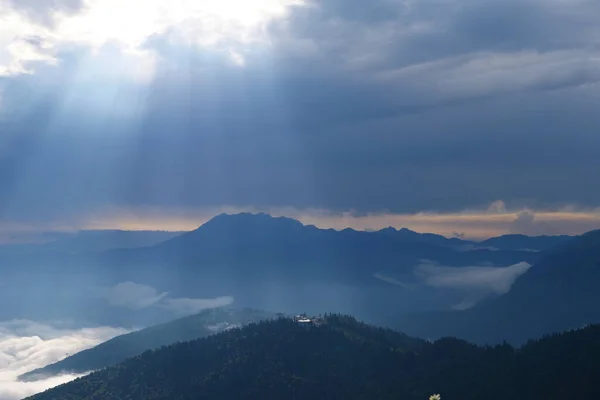 Karpatlar 'da kırmızı bulut manzarası