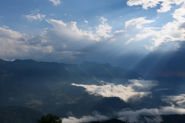 Vadideki dağ manzarası ve sis. Gün doğumu zamanı.