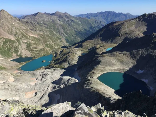 Gölü olan güzel dağ manzarası