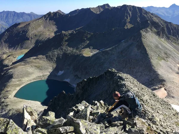 Gölü olan güzel dağ manzarası