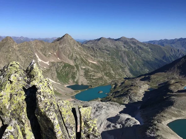 Gölü olan güzel dağ manzarası