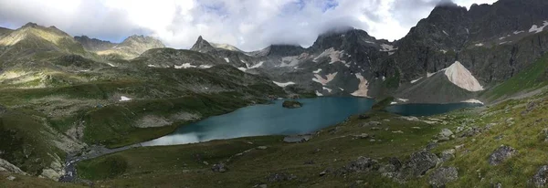 Gölü olan güzel dağ manzarası
