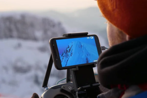 Dağda kameralı bir fotoğrafçı. 