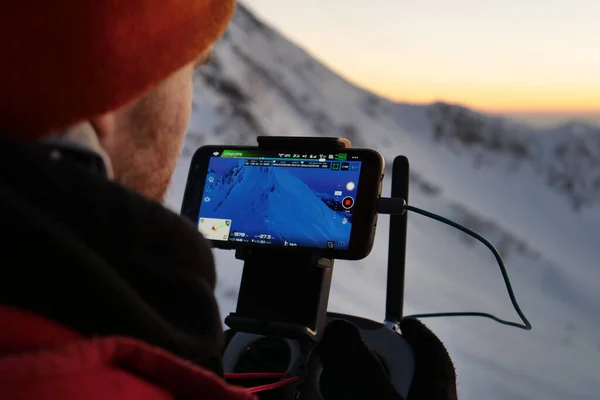 Dağda kameralı bir fotoğrafçı. 