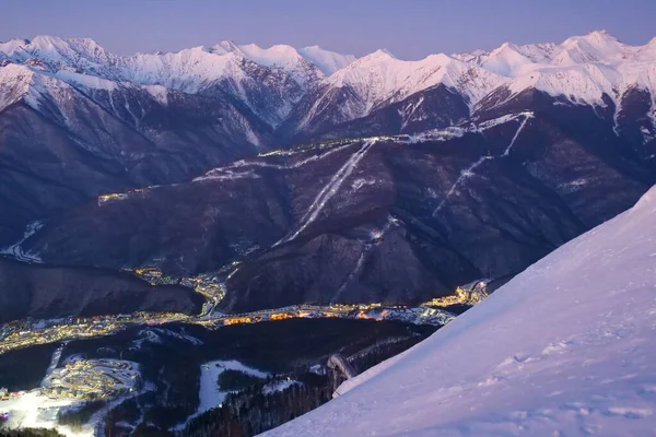 Karla kaplı dağların manzarası