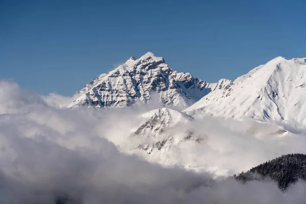 Karlı dağ zirveleri, tepeleri karla kaplı
