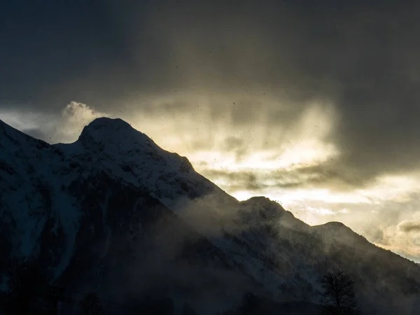 Sis ve bulutlarla kaplı dağ manzarası 