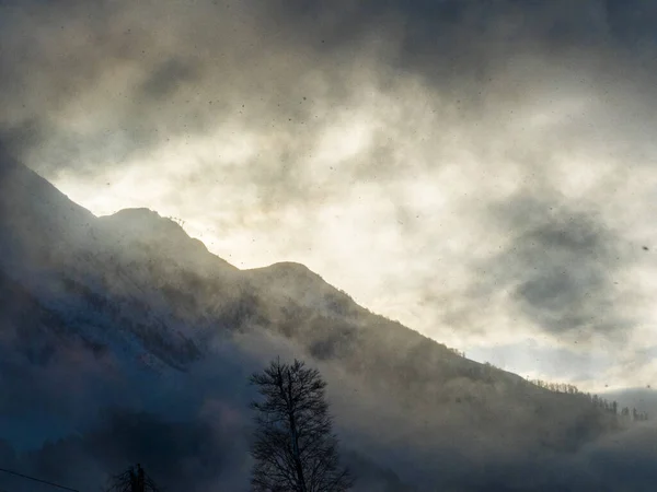 Bulutlu Sisli Dağ Manzarası — Stok fotoğraf