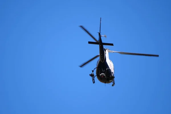 Gökyüzündeki helikopter