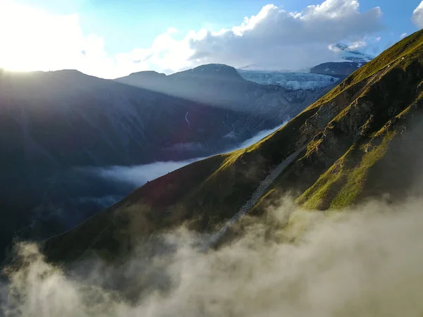 Yumuşak göl suyuyla dağların manzarası