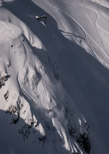 Kışın karlı dağların manzarası