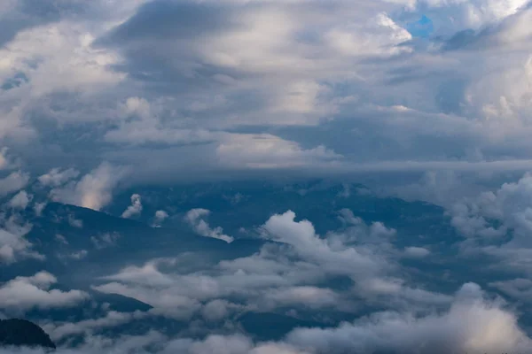 Ciel Nuageux Avec Des Montagnes Floues Sur Fond Images De Stock Libres De Droits