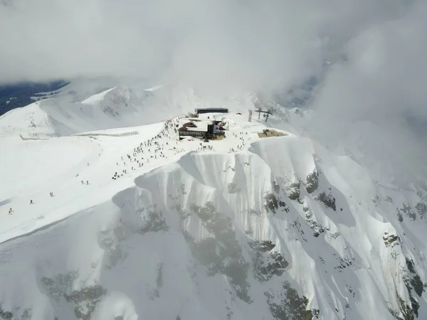 Alçak bulutlu karlı dağ zirvesi