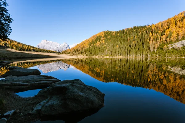 Размышления о воде, осенняя панорама с горного озера — стоковое фото