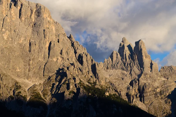 Alta montaña en el crepúsculo — Foto de Stock