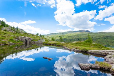 İtalyan dağ panorama, bulutlar yansıyan dağ gölü