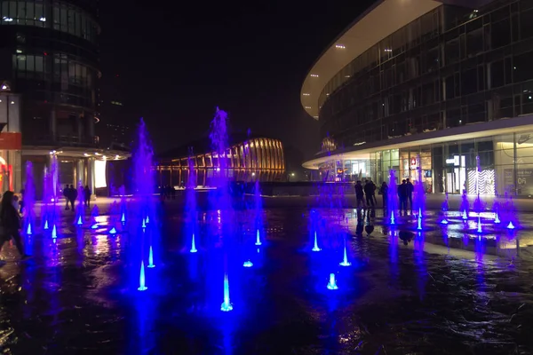 Милан, Италия, ночной вид финансового района. Иллюминированная вода — стоковое фото