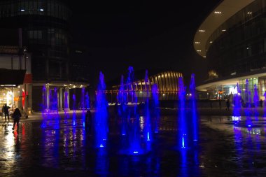 Milan, İtalya, finans bölgesine gece görünümü. Işıklı su f