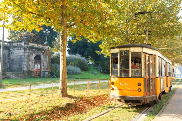 Perspektif içinde Milan'dan tramvay. Sonbahar sezon.