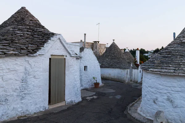 Famoso monumento italiano, trulli de Alberobello, región de Apulia , — Foto de Stock