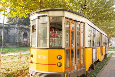 Perspektif içinde Milan'dan tramvay. Sonbahar sezon.
