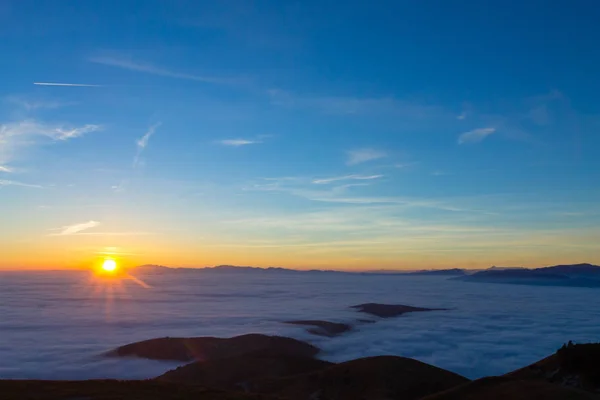 Matta av moln från bergets topp — Stockfoto