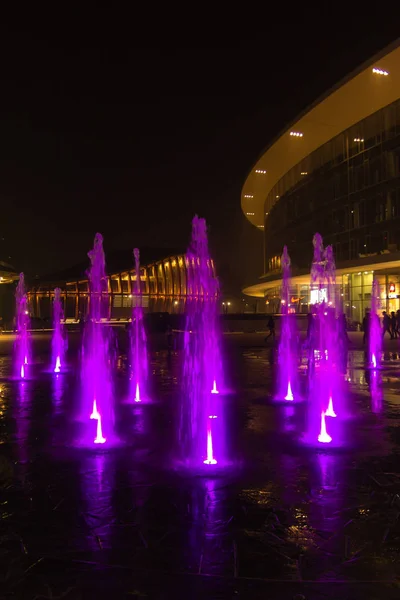 Milão, Itália, vista noturna do distrito financeiro. Água iluminada f — Fotografia de Stock