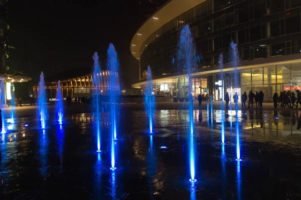 米兰，意大利，金融区的夜景。照明的水 f — 图库照片