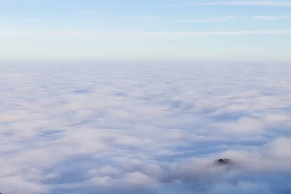 Felhők szőnyege a hegy tetejéről — Stock Fotó
