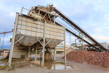 silolar ile taş ocağı