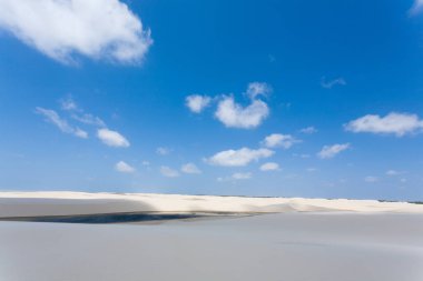 Beyaz kum tepeleri panorama Lencois Maranhenses Milli Parkı '