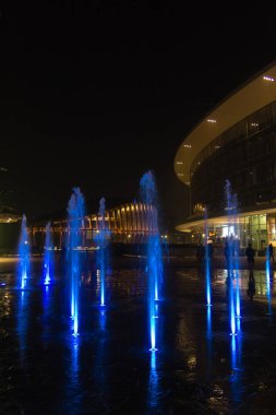 Milan, İtalya, finans bölgesine gece görünümü. Işıklı su f