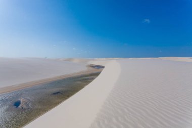 Beyaz kum tepeleri panorama Lencois Maranhenses Milli Parkı '
