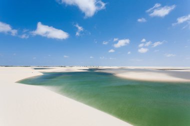 Beyaz kum tepeleri panorama Lencois Maranhenses Milli Parkı '