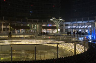 Milan, İtalya, finans bölgesine gece görünümü