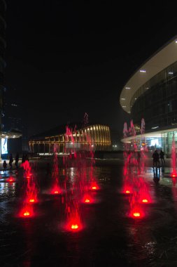 Milan, İtalya, finans bölgesine gece görünümü. Işıklı su f