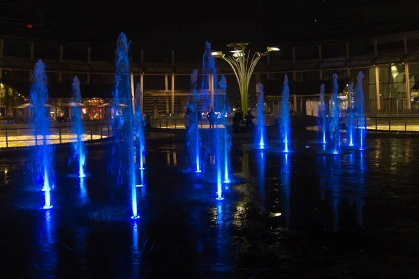 Milão, Itália, vista noturna do distrito financeiro. Água iluminada f — Fotografia de Stock