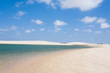 Beyaz kum tepeleri panorama Lencois Maranhenses Milli Parkı '