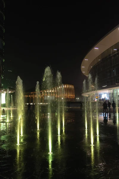 Milan, İtalya, finans bölgesine gece görünümü. Işıklı su f — Stok fotoğraf