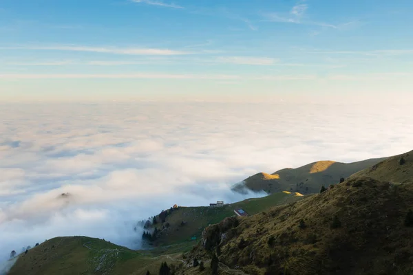 Felhők szőnyege a hegy tetejéről — Stock Fotó