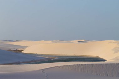 Beyaz kum tepeleri panorama Lencois Maranhenses Milli Parkı '
