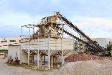 silolar ile taş ocağı