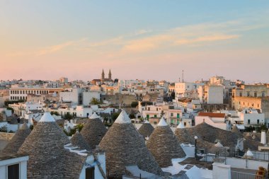 Ünlü İtalyan dönüm noktası, trulli Alberobello, Apulia Bölgesi, 